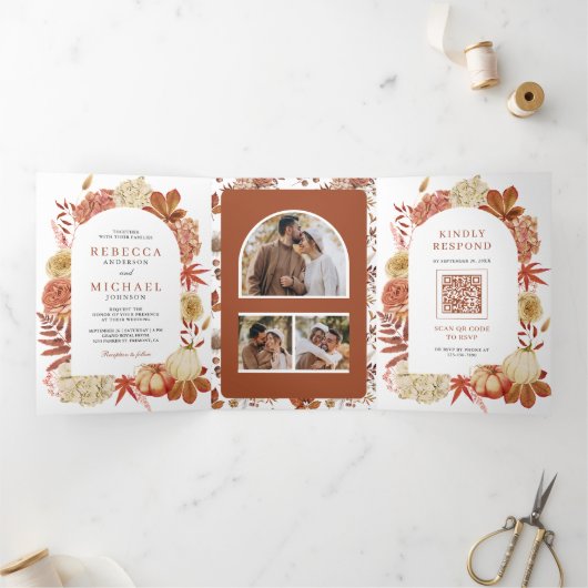 Terracotta Pompoen Bloemen QR Code Bruiloft Drieluik Uitnodiging (Binnen)