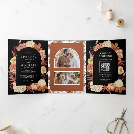 Terracotta Pompoen Bloemen QR Code Zwart Bruiloft Drieluik Uitnodiging (Binnen)