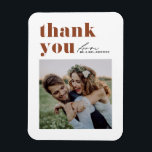 Terracotta Retro Typographie Mariage photo moderne<br><div class="desc">Envoyez une appréciation sincère avec notre mariage photo personnalisable, merci aimnet, conçu pour combiner magnifiquement la typographie rétro audacieuse avec un élégant script manuscrit. Cet aimant de remerciement offre une façon unique et élégante d'express votre gratitude aux invités qui ont célébré votre journée spéciale. Personnalisez la carte avec vos détails....</div>
