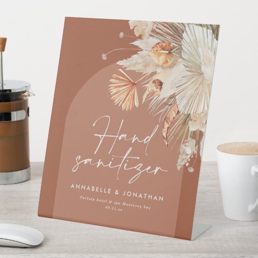 terracotta rustige handsanitizer bruiloft reclamebord met voetstuk (Insitu)