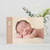 Terracotta Simple Monogram Photo Birth Aankondiging (Staand voorkant)