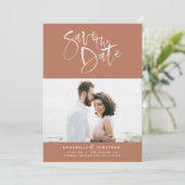 Terracotta waterverf scripttypografie bruiloft save the date (Staand voorkant)