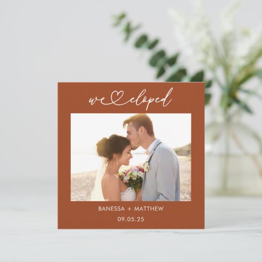 Terracotta We Eloped Foto Hart Script Bruiloft Aankondiging (Staand voorkant)
