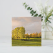 Terrain de golf dans des invitations d'automne (Debout devant)