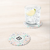 Terrazzo white blush mint monogram initiaal kartonnen onderzetters (Insitu)