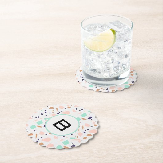 Terrazzo white blush mint monogram initiaal kartonnen onderzetters (Insitu)