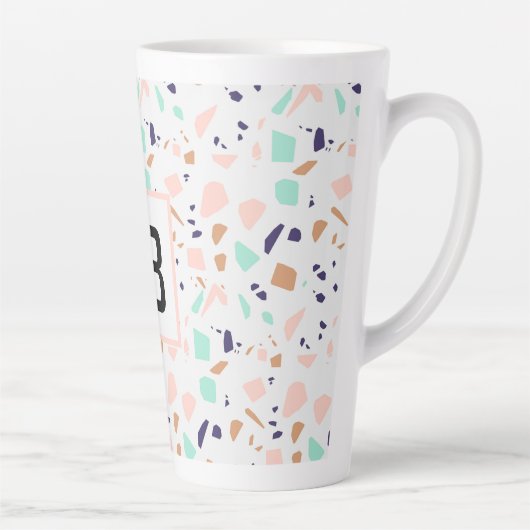 Terrazzo witte blush munt monogram latte mok (Rechts)