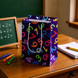 Terug naar schoolcijfers op paarse achtergrond medium cadeauzakje