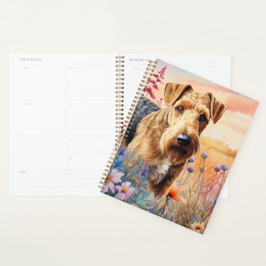 Tervueren Airedale dans une prairie de fleurs sauv (Devant avec enveloppe)