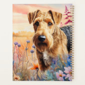 Tervueren Airedale dans une prairie de fleurs sauv (Dos)