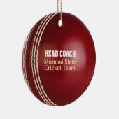 Test Match Red Cricket Ball met aangepaste tekst Keramisch Ornament (Rechts)