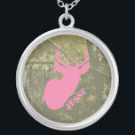 Tête de cerfs communs et collier roses de<br><div class="desc">Un collier comportant une illustration d'un cerf commun rose se dirigent au-dessus d'un arrière - plan de camouflage.  Personnalisez avec votre nom.</div>