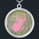 Tête de cerfs communs et collier roses de<br><div class="desc">Un collier comportant une illustration d'un cerf commun rose se dirigent au-dessus d'un arrière - plan de camouflage.  Personnalisez avec votre nom.</div>