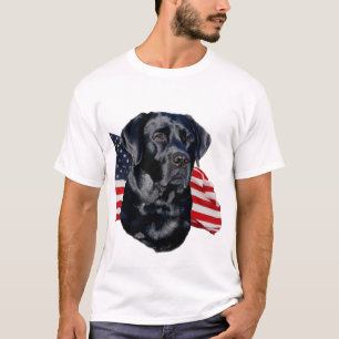 Tête noire de labrador retriever avec le T-shirt