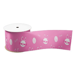Têtes blanches de lapin sur ruban en satin rose