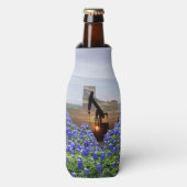 Texas Oil Pump Jack op Sunset on Bluebonnets Flesjeskoeler (Fles Voorkant)