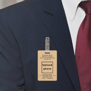 Texte basé sur un badge marron clair avec photo d'
