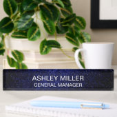 Texte de couleur argent clair sur plaque de bureau