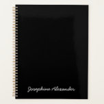 Texte de nom manuscrit noir simple et mignon<br><div class="desc">Simple girly mignon noir et blanc manuscrit décontracté nom de script,  texte,  monogramme ou l'année personnalisée Planner. Texte blanc personnalisé sur l'arrière - plan de couleur unie noire.</div>