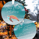 Texte personnalisé illustré par la tortue marine<br><div class="desc">Illustration ornement de tortue de mer avec texte à ajouter aux deux côtés. Une vague océanique est l'image arrière - plan. Utilisez pour promouvoir la secourt de tortue de mer ou faire de la publicité pour une bonne cause.</div>