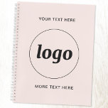 Texte simple du logo rose pâle<br><div class="desc">Logo simple et design de texte personnalisé pour favoriser la fidélité à la marque et promouvoir votre petite entreprise. Remplacez le logo par le vôtre, et modifiez ou supprimez le texte supérieur et inférieur sur le devant pour customiser. Parfait pour l'utilisation dans votre entreprise, à des fins promotionnelles et pour...</div>