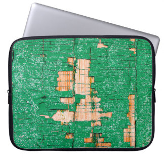 Textuur van oude houten omheining met schuurverf.  laptop sleeve
