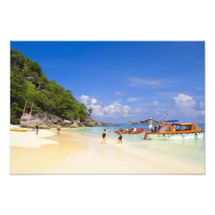 Thailand, Andamanzee. Passagiers aan wal bij Foto Afdruk