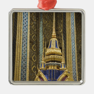 Thailand, Bangkok. Details van rijkelijk versierd Metalen Ornament