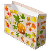 Thanksgiving pompoen en herfst bladeren op beige groot cadeauzakje (Voorkant Gekanteld)