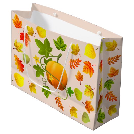 Thanksgiving pompoen en herfst bladeren op beige groot cadeauzakje (Voorkant Gekanteld)