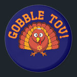 Thanksgivukkah Gobble Tov Turquie Magnet<br><div class="desc">Célébrez Thanksgivukkah 2013 avec cet aimant Gobble Tov classique ! Dotée d'une drôle de dinde caricaturale jaune, orange et marron portant un yamaka, et d'un collier Star of David. Un Thanksgiving Hanoukka ne se produira pas avant 77 000 ans ! Alors attrapez ce grand aimant de conservation pour cette fête...</div>