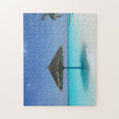 Thatched Umbrella op Turquoise tropisch strand Legpuzzel (Verticaal)