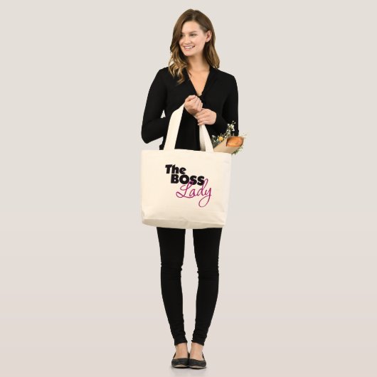The Boss Lady Grote Tote Bag (Voorkant (model))