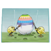 The chickens paint a beautiful Easter egg Groot Cadeauzakje (Voorkant)