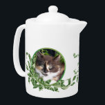 Thé frais Cute Calico Kitten<br><div class="desc">Les Amoureux de les chats se régaleront dans cette théière avec un joli chaton calico serré dans un plante jade. Ses yeux verts uniques sont irrésistibles. Le texte Purrfect Tea for You and Me est inclus. Le texte peut être personnalisé en modèle fourni. Vous pouvez aussi profiter de la mise...</div>