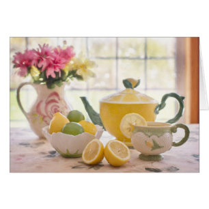 Thé l'après-midi chaud avec des citrons frais