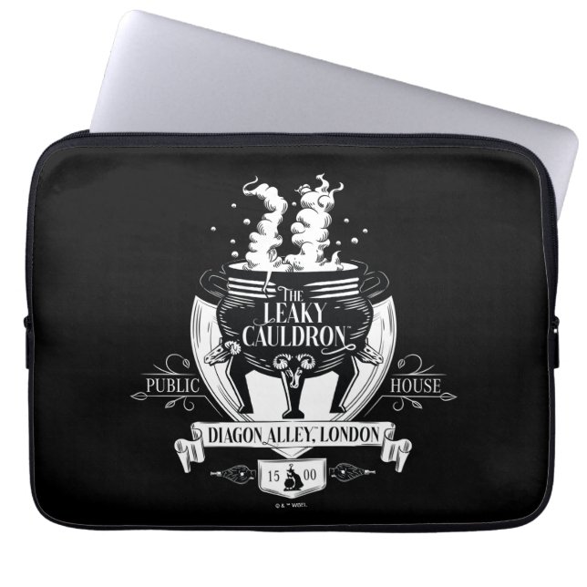 THE LEAKY CAULDRON™ Shop Graphic Laptop Sleeve (Voorkant)