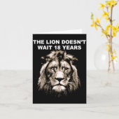 The Lion Doesn't Wait 18 Years Funny  Kaart (Gele Bloem)