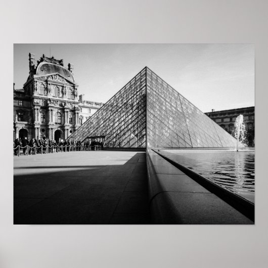 The Louvre in BW Poster (Voorkant)