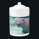 Thé-mana préféré ? Earl Grey bien sûr ! Manatee<br><div class="desc">Mana-théière pour votre thé préféré,  qui doit évidemment être Earl Grey en l'honneur de nos bien-aimés lamantins ! C'est mon design art numérique. Je fais don de 10% des ventes sur tous mes objets manatee pour Save the Manatee Club. 🩵</div>
