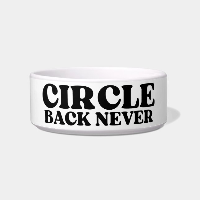 The Onbereikbare Eenheid | Circle Back Never Pet B Voerbakje (Voorkant)