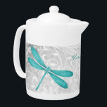 Thé personnalisé de libellule turquoise<br><div class="desc">Profitez de votre thé de l'après-midi à partir d'une théière personnalisée Dragonfly Turquoise. La conception de la théière comprend une libellule colorée, une vigne feuillue blanche molle contre un arrière - plan damassé gris clair avec une zone à personnaliser avec votre nom. Autres cadeaux disponibles avec ce design ainsi qu'une...</div>