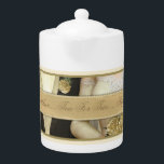 Thé personnalisé par jeunes mariés pour la théière<br><div class="desc">Une idée douce de cadeau pour les couples heureux. Cette théière comporte une caractéristique de conception originale des jeunes mariés habillés dans des équipements ens ivoire de mariage. Personnalisez le texte avec des noms ou toute autre chose que vous souhaitez. Un cadeau de mariage fait sur commande avec une différence…...</div>