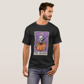 The Reader Tarot Card Skeleton Reading Book Bookis T-shirt (Voorkant volledig)