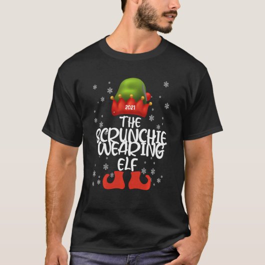 The Scrunchie die Elf Familie draagt die Christma T-shirt (Voorkant)