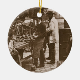 The Street Locksmith, van 'Street Life in London' Keramisch Ornament