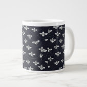 The Tiny Bee Trail Minimalist Mug Extra Grote Beker (Voorkant rechts)