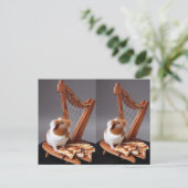 The Tiny Harpist – Whimsical Guinea Pig Postcard Briefkaart (Staand voorkant)