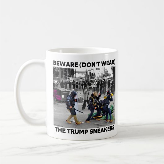 "THE TRUMP SNEAKERS" COFFEE MUG (Gauche)