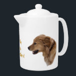 Théière de chien de golden retriever<br><div class="desc">La " vie est" les parts d'or l'image avec un chien de golden retriever sur cette théière.   Le texte est sur une couche distincte et peut facilement être changé ou éliminé.</div>